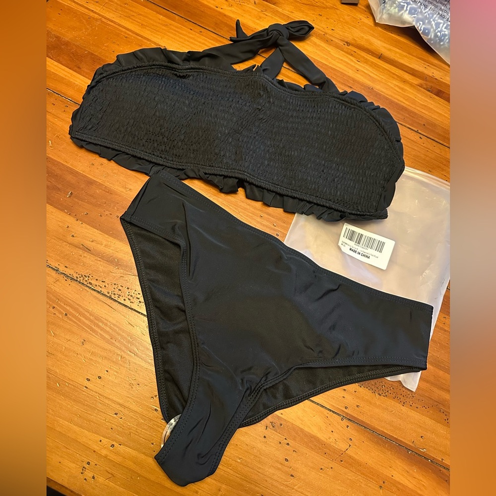 NEW NWT Medium Black Ruffled Bikini Set.